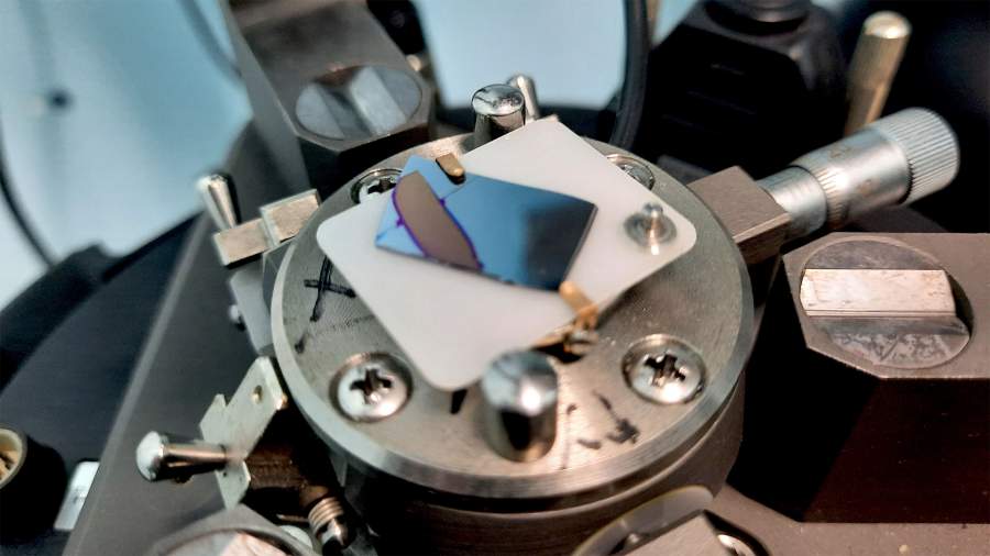 Новый материал для сверхбыстрой электроники исследуется студентами факультета физики во главе с академическим руководителем ОП «Физика», профессором А.Ю. Кунцевичем Иллюстрация к новости: Новый материал для сверхбыстрой электроники исследуется студентами факультета физики во главе с академическим руководителем ОП «Физика», профессором А.Ю. Кунцевичем